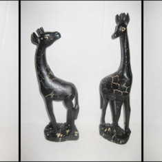 Statuiete pereche Girafe din rasina. Stare buna, mascul si femela.