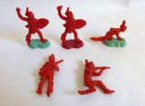 Lot 5 figurine indieni plastic rosu, cca. 6cm, marcati TEXAS, diorama, decor