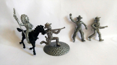 #8 Lot: 3 cowboy+1 indian plastic gri-argintiu si 1 cal, cca. 6cm, marcati TEXAS foto