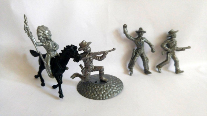 #8 Lot: 3 cowboy+1 indian plastic gri-argintiu si 1 cal, cca. 6cm, marcati TEXAS