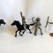 #7 Lot: 4 indieni plastic gri-argintiu si 2 cai, cca. 6cm, marcati TEXAS, Italy