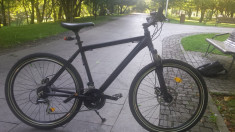 Bicicleta MTB neagra, echipata Shimano foto