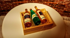 Lada din lemn - 3 sticle de vin si cuburi de gheata-miniatura foto