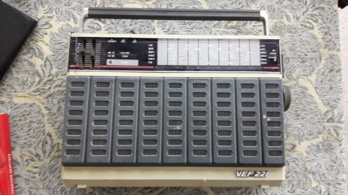 RADIO VEF 221 CU FM 88-108 mHz . FUNCTIONEAZA .