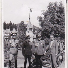 bnk foto - Ofiteri in fata Palatului Peles - anii `40