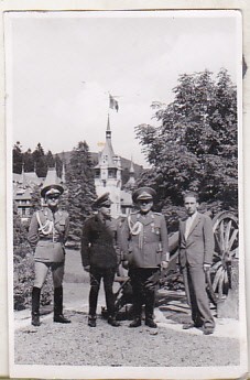 bnk foto - Ofiteri in fata Palatului Peles - anii `40