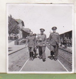 Bnk foto - Ofiteri romani - anii `40 - gara neidentificata, Alb-Negru, Romania 1900 - 1950, Militar