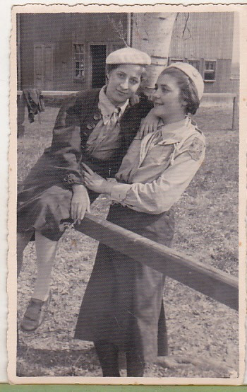 bnk foto - Straja Tarii - Eleve la Sadirea pomilor 1938