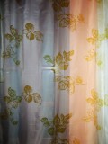 Cumpara ieftin PERDEA VOAL CULOARE ALB CU FLORI DE CULOARE VERDE DESCHIS