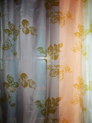 PERDEA VOAL CULOARE ALB CU FLORI DE CULOARE VERDE DESCHIS foto