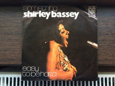 SHIRLEY BASSEY - SOMETHING/EASY..(1974/UA REC/ITALY) - VINIL&amp;quot;7 -Single/Impecabil foto