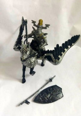 Cavaler (11cm), cal inaripat (12x15cm) si accesorii, plastic, foto