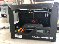 Printer 3D, Makerbot Replicator 2X foto