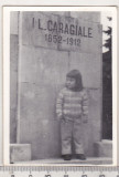 Bnk foto - Ploiesti - Copil in fata statuii I L Caragiale - 1970, Alb-Negru, Romania de la 1950, Cladiri