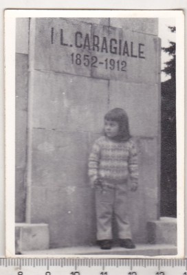 bnk foto - Ploiesti - Copil in fata statuii I L Caragiale - 1970 foto