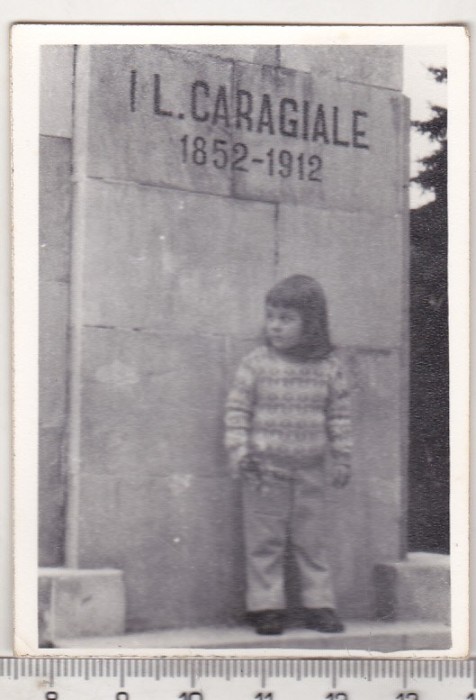bnk foto - Ploiesti - Copil in fata statuii I L Caragiale - 1970