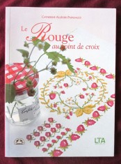 LE ROUGE AU POINT DE CROIX, Catherine Papadacci, 2003. Broderie rosie, in cruciulite. Carte in lb. franceza, noua