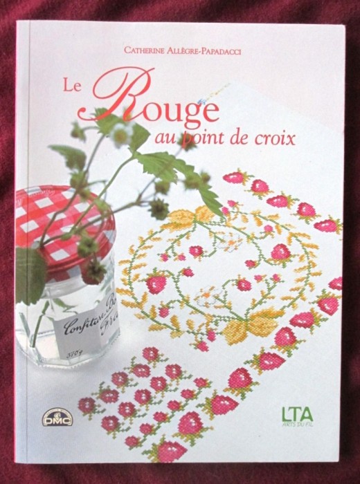 LE ROUGE AU POINT DE CROIX, Catherine Papadacci, 2003. Broderie rosie, in cruciulite. Carte in lb. franceza, noua