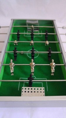Mini joc de fotbal de masa, de metal, cu bila si jucatorii de metal, 23x18x4cm foto