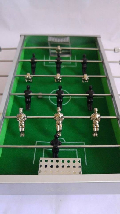 Mini joc de fotbal de masa, de metal, cu bila si jucatorii de metal, 23x18x4cm