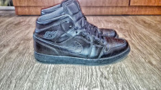 Air Jordan 1 Mid Classic Black foto