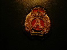Emblema de cascheta militara lucrata in fir aur si margele ,Coroana si litera A foto