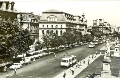 CP Z741 - BUCURESTI, PIATA UNIVERSITATII -CIRCULATA 1971 -ANIMATIE foto