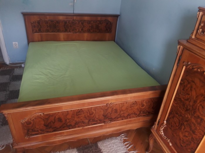 Mobila Dormitor Din Lemn Masiv Nuc Cu Model Original De Trandafir