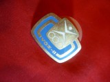 Insigna cu buton Voz II -Sport Militar in Cehoslovacia , L= 3 cm ,metal si email