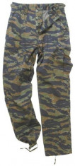 Pantaloni camuflaj tiger stripe foto