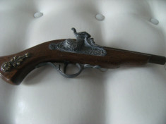 Frumos pistol de panoplie vechi,maner lemn masiv,superb decorat,stare perfecta. foto