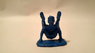 Figurina veche gimnast, gimnastica, plastic albastru 3.5cm foto