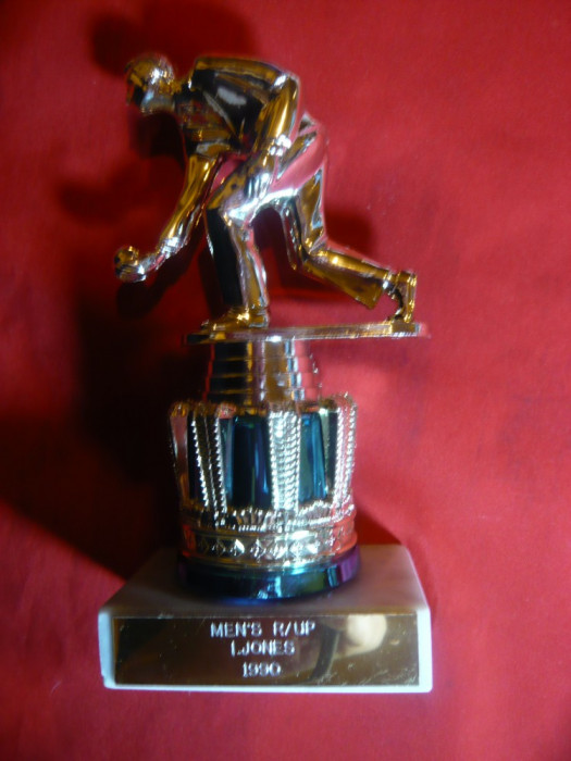 Trofeu pentru Popice cu Statueta metal aurit , h= 10,5 cm ,metal si marmura