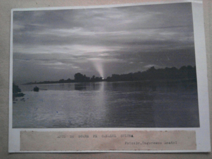 Fotografii de presa: Delta Dunarii, pe canalul Sulina si Apus de Soare