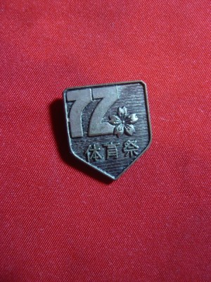 Insigna Japonia 1972 si Stema Japoniei , metal ,h= 2 cm foto