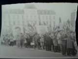 Fotografie defilare Iasi, Republica Populara Romana, Statuia lui Cuza, Alb-Negru, Romania de la 1950, Sarbatori