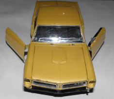 Macheta auto Pontiac 1965 GTO, Gold - Welly,scara 1/24 foto