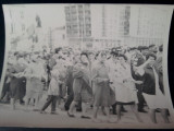 Fotografie RPR defilare Iasi, Piata Unirii Statuia lui Cuza, Alb-Negru, Romania de la 1950, Sarbatori