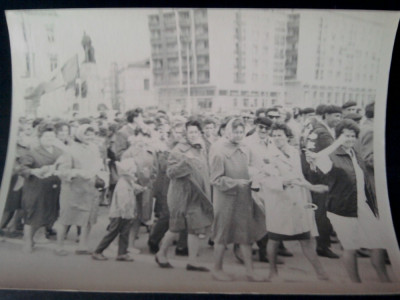 Fotografie RPR defilare Iasi, Piata Unirii Statuia lui Cuza foto