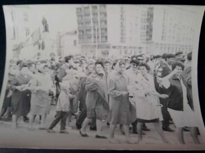 Fotografie RPR defilare Iasi, Piata Unirii Statuia lui Cuza