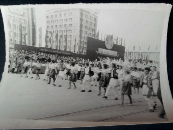 Fotografie rara defilare Iasi , Republica Populara Romana, costume nationale