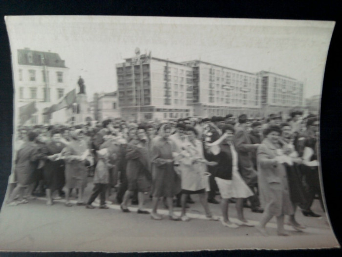 Fotografie RPR defilare Iasi, Piata Unirii Statuia lui Cuza