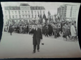 Fotografie RPR defilare Iasi, Piata Unirii Statuia lui Cuza si Hotel Traian, Alb-Negru, Romania de la 1950, Sarbatori