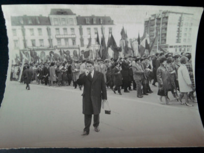 Fotografie RPR defilare Iasi, Piata Unirii Statuia lui Cuza si Hotel Traian foto