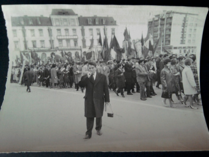 Fotografie RPR defilare Iasi, Piata Unirii Statuia lui Cuza si Hotel Traian