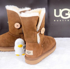 Cizme Ugg Australia maro aluna nasture piele intoarsa impermeabile autetice noi foto