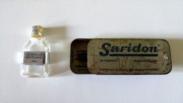 Lot 2 obiecte vechi de colectie: cutie tabla Saridon si sticluta parfum Givenchy