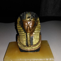 Statueta Tutankamon,veche,demontabila,din alama pe suport de roca translucida