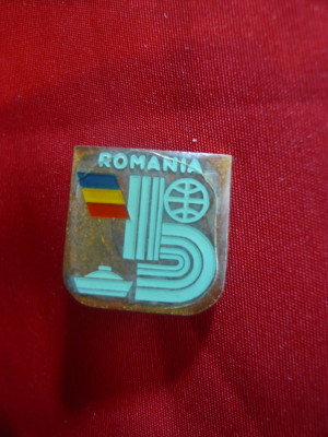 Insigna Targul International Bucuresti , d= 1,8 cm ,metal si email foto