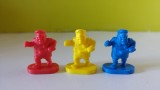 lot 3 figurine pioni politisti furiosi, rosu galben si albastru, miniaturi 3.5cm